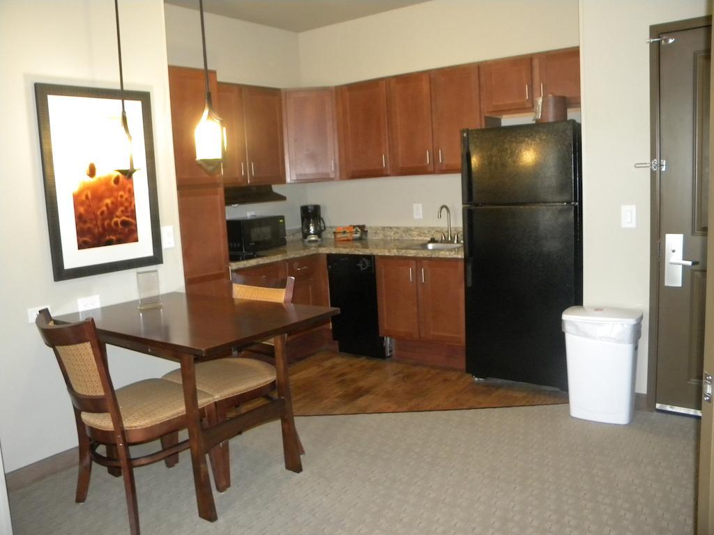 Teddy'S Residential Suites Watford City Ngoại thất bức ảnh